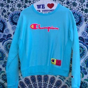 Womens Champion Reverse Weave crewneck; size medium
